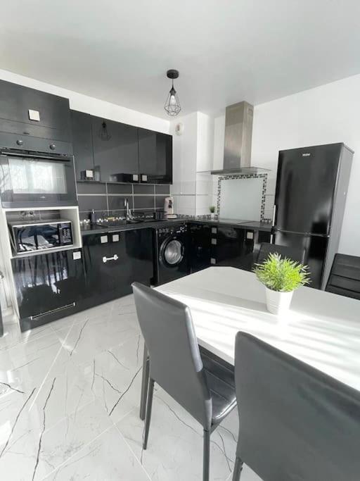 Grand F3 A 30Mn De Paris - Terrasse + Parking Prive Saint-Ouen-l'Aumone Exterior foto